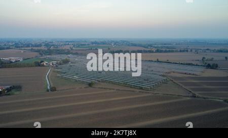 Luftdrohne Foto von Solar-Photovoltaik-Panels im ländlichen Land von Italien Stockfoto