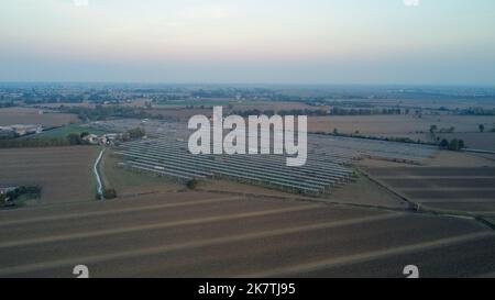 Luftdrohne Foto von Solar-Photovoltaik-Panels im ländlichen Land von Italien Stockfoto