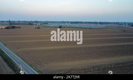 Luftdrohne Foto von Solar-Photovoltaik-Panels im ländlichen Land von Italien Stockfoto