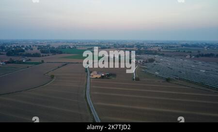 Luftdrohne Foto von Solar-Photovoltaik-Panels im ländlichen Land von Italien Stockfoto