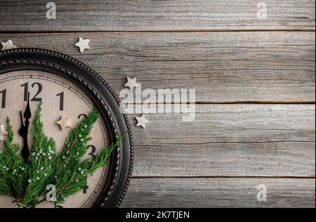 Die Uhr zeigt Mitternacht an. Neujahr. Stockfoto