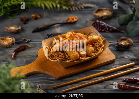 Gebratene Shrimps Tempura mit Nudeln, asiatische Küche Stockfoto