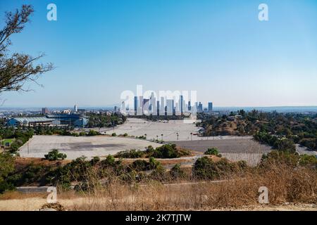 Los Angeles Downtown und Dodger Stadium riesige leere Parkplatz Blick vom Elysian Park. Stadtarchitektur in Kalifornien USA Stockfoto