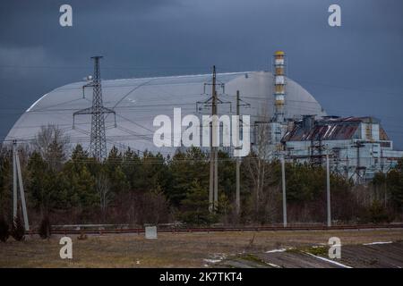 Hauptreaktor von Tschernobyl mit Schutzkuppel über der ursprünglichen Kernschmelze, Ukraine Stockfoto