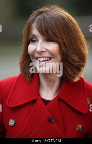 Kay Burley sendet von der Downing Street in London aus. Sie ist Moderatorin bei Sky News und moderiert Kay Burley, den Frühstücksslot des Senders. Stockfoto