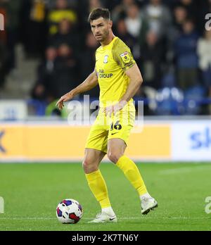 Huddersfield, England, 18.. Oktober 2022. Andrew Hughes von Preston North endet während des Sky Bet Championship-Spiels im John Smith's Stadium, Huddersfield, in Aktion. Bildnachweis sollte lauten: Lexy Ilsley / Sportimage Stockfoto