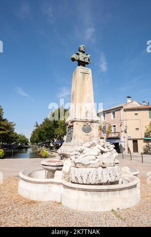 Brunnen in Erinnerung an Alphonse BENOIT, großzügiger Geist und Wohltäter der Stadt, in Isle-sur-la-Sorgue. Stockfoto