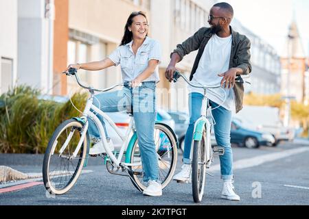 Radfahren, junges Paar und Stadtstraßenradeln im Sommer für einen umweltfreundlichen CO2-Fußabdruck, lieben Date und entspannen. Glücklicher Mann, lächelnde Frau und Vielfalt Stockfoto