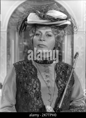 Der Abgeordnete von Bombignac (1977) - Margot Trooger in der Rolle der Marquise, der resoluten Schwiegermutter des Grafen Chantelaur. Stockfoto