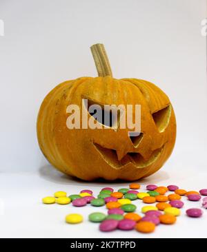 Frohe Halloween. Halloween-Süßigkeiten. Bunte Bonbons für den halloween-Urlaub. Stockfoto
