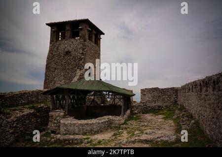 Landschaft mit Ruine der Burg Kruja in Albanien Stockfoto