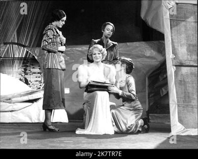 Frauen in New York - eine ungeahnte Situation für Mary, sie muss sich mit geschäftlichen Dingen auseinandersetzen... (v.l. Angela Schmid, Christa Barndl, Doris Schade, Heide Grübl) Stockfoto