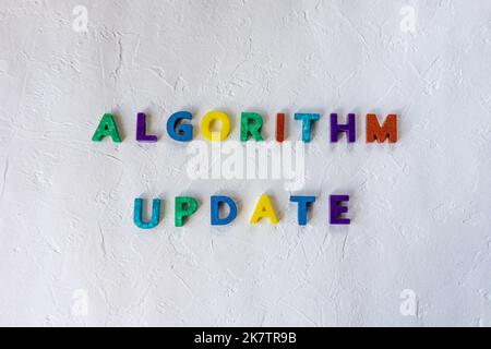 Algorithmus aktualisiert buntes Zeichen auf weißem Hintergrund. SEO-Begriff für Aktualisierungen von Suchmaschinen-Algorithmen. Stockfoto