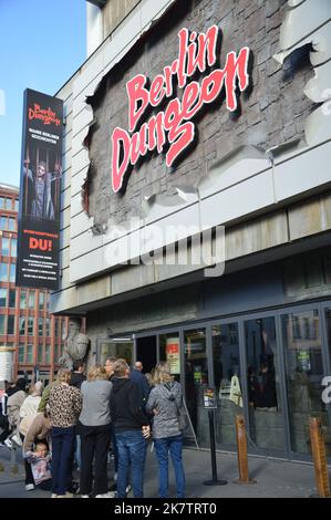 Berlin, Deutschland - 16. Oktober 2022 - Berlin Dungeon Touristenattraktion in der Spandauer Straße in Mitte. (Markku Rainer Peltonen) Stockfoto