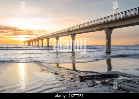 Wunderschöner Sonnenaufgang am New Brighton Pier, Christchurch, Neuseeland. Es ist eines der wichtigsten Unterhaltungs- und Touristenzentren des östlichen Landes. Stockfoto