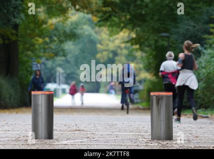 PRODUKTION - 17. Oktober 2022, Hamburg: Passanten gehen und fahren mit dem Fahrrad an einer Polleranlage im Stadtpark vorbei. Im Stadtpark wurde eine einfache Barriere durch das Pollersystem ersetzt. Seitdem ist es seit mehr als vier Jahren außer Betrieb und kostet rund 35.000 Euro für Reparatur und Wartung. Die Ausgabe 50. des Black Book of the Taxpayers' Association wird diesen Mittwoch veröffentlicht. Mit den aktuellen Fällen hat Hamburg seit 1973 182 Einträge. Foto: Marcus Brandt/dpa Stockfoto