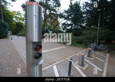 PRODUKTION - 17. Oktober 2022, Hamburg: Eine Pollerinstallation ist im Stadtpark zu sehen. Im Stadtpark wurde eine einfache Barriere durch die Polleranlage ersetzt. Seitdem ist es seit mehr als vier Jahren außer Betrieb und verbraucht rund 35.000 Euro an Reparatur- und Wartungsarbeiten. Die Ausgabe 50. des schwarzen Buches des Steuerzahlerverbandes erscheint diesen Mittwoch. Mit den aktuellen Fällen hat Hamburg seit 1973 182 Einträge. Foto: Marcus Brandt/dpa Stockfoto