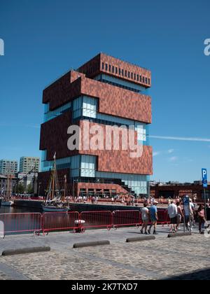 Antwerpen, Belgien, 24. Juli 2022, viele Touristen gehen am MAS Museum und dem Bonaprte Dock in Antwerpen spazieren Stockfoto
