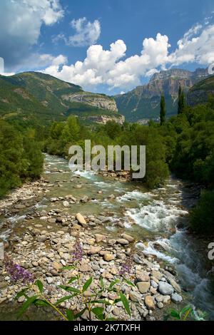 Mondarruego Berge und Ara Fluss von Torla-Ordesa Stockfoto