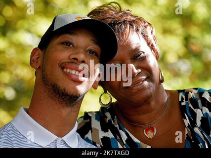 Charlotte, USA. November 2017. Kanzler Lee Adams, links, und seine Großmutter Saundra Adams im Freedom Park in Charlotte, N.C., im November 2017. Der Kanzler sollte nie einmal einen Tag leben - sein Vater, die ehemalige Carolina Panther Rae Carruth, wurde wegen einer Verschwörung zur Tötung von ihm und seiner Mutter Cherica Adams verurteilt, so dass Carruth keine Kinderhilfe zahlen musste. (Foto von Jeff Siner/Charlotte Observer/TNS/Sipa USA) Quelle: SIPA USA/Alamy Live News Stockfoto