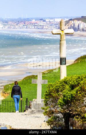 Varengeville sur Mer (Nordfrankreich): walker in der Nähe der Kirche von Saint Valery und des Meeresfriedhofs, entlang des Küstengebiets „cote d’Albatre“ (Alaba) Stockfoto