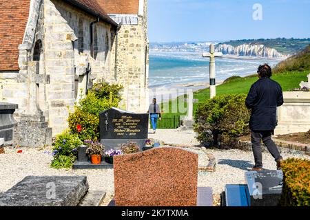 Varengeville sur Mer (Nordfrankreich): walker in der Nähe der Kirche von Saint Valery und des Meeresfriedhofs, entlang des Küstengebiets „cote d’Albatre“ (Alaba) Stockfoto