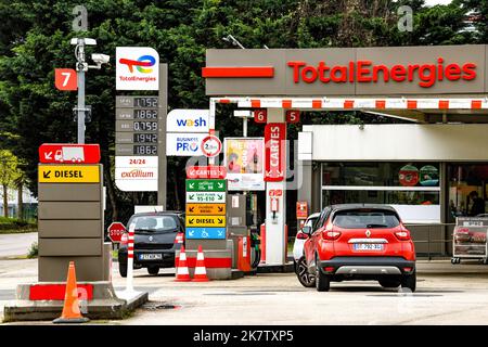 Anstieg der Benzinpreise: Total Energies Tankstelle in Rouen (Nordfrankreich) Stockfoto