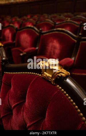 Paris (Frankreich): Rote Sitze der Opera Garnier. Gebäude, das als nationales historisches Wahrzeichen registriert ist (französisches 'Monument historique') Stockfoto