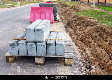 Palette mit einem Stapel aus Betonstein, Straßenbaumaterialien. Stockfoto