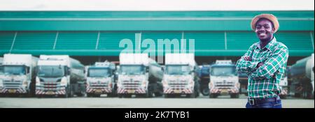 Afrikanischer LKW-Fahrer steht und lächelt zuversichtlich in Versicherung Fracht LKW im langen Transport-und Liefergeschäft Stockfoto