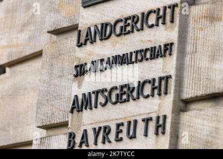 Bayreuth, Deutschland. 19. Oktober 2022. Auf der Außenfassade des Gerichtsgebäudes steht das Landgericht Bayreuth, Staatsanwaltschaft. Der Beginn des Prozesses wegen des Doppelmordes in Mistelbach findet vor dem Landgericht statt. Anfang Januar 2022 wurde in Oberfranken ein Ärztepaar ermordet. Die Angeklagten sind der 18-jährige Freund der Tochter des Paares zum Zeitpunkt des Verbrechens und die damals 16-jährige Tochter selbst. Die Opfer waren in der Nacht in ihrem Schlafzimmer erstochen worden. Quelle: Daniel Karmann/dpa/Alamy Live News Stockfoto