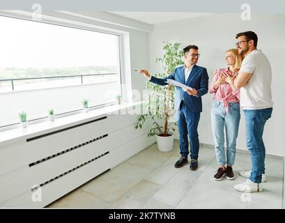 Paar Haus Immobilienmakler Haus Immobilien Geschäft Kauf Investition Wohnung Vereinbarung Deal Kunde Käufer neues Darlehen Stockfoto