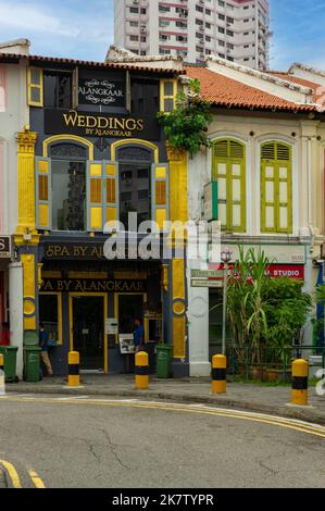 Hochzeitsplaner mit farbenfroher Fassade, Curbau Road, Little India Singapore Stockfoto