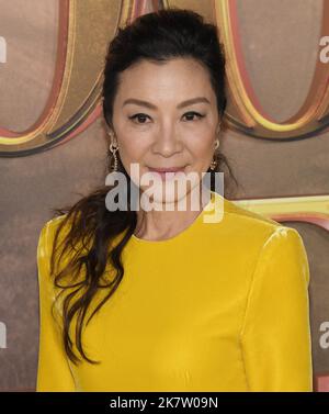 Los Angeles, USA. 18. Oktober 2022. Michelle Yeoh kommt bei der Netflix's DIE SCHULE FÜR GUT UND BÖSE Premiere im Regency Village Theatre in Westwood, CA am Dienstag, dem 18. Oktober 2022. (Foto: Sthanlee B. Mirador/Sipa USA) Quelle: SIPA USA/Alamy Live News Stockfoto