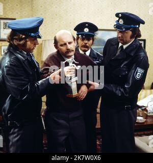 Am Morgen meines Todes, Fernsehfilm, Deutschland 1974, Regie: Oswald Döpke, Darsteller: Heinz Meier und Polizisten Stockfoto