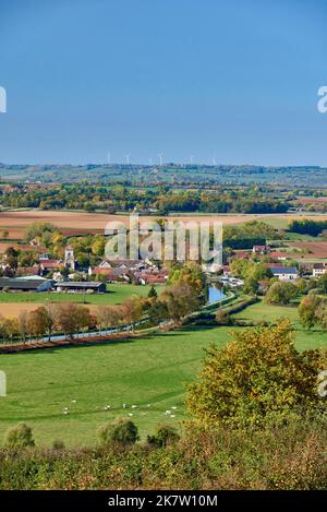 Vandenesse en Auxois (Nordostfrankreich): Überblick über den Canal de Bourgogne (Burgund-Kanal) und den Hafen vom Schloss Chateauneuf. Ländlich Stockfoto