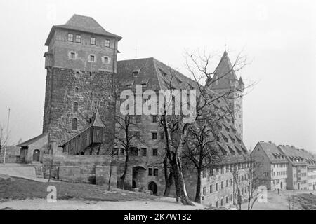 Die Kaiserstall auf der Nürnberger Burg mit Fünfeckturm und Luginsland, Nürnberg um 1957. Kaiserstall mit fünf Ecken und Luginsland-Türmen auf Nürnberger Schloss um 1957. Stockfoto