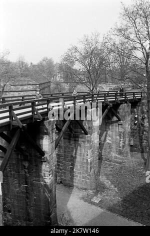 Die Vestnertorbrücke auf der Nürnberger Burg, Nürnberg, um 1957. Vestnertorbrücke auf Schloss Nürnberg, Nurmeberg, um 1957. Stockfoto