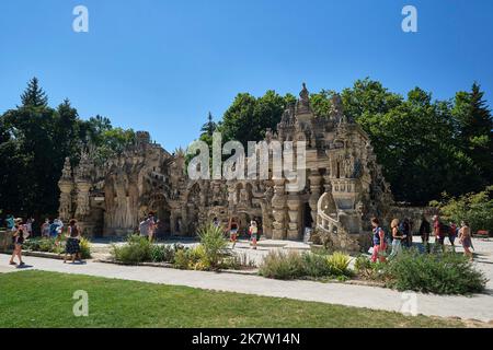 Hauterives (Südostfrankreich): Ferdinand Chevals Traumpalast (französisches „palais ideal“). Der Palast ist eine Hymne an die Natur und mischt verschiedene architen Stockfoto