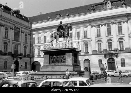 Der Josefsplatz in Wien mit Reiterstatue von Joseph II. Vor dem Augustinertrakt, um 1962. Josefsplatz in Wien mit Reiterstatue von Joseph II. Vor dem Augustinerkflügel, um 1962. Stockfoto