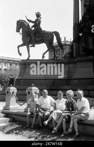 Der Fotograf Erich Andres mit Gruppe vor dem Maria-Theresien-Denkmal in Wien, das Reiterstandbild von Gideon Ernst von Laudon im Hintergrund, um 1962. Fotograf Erich Andres mit einer Gruppe vor dem Maria-Theresa-Denkmal in Wien, die Reiterstatue von Gideon Ernst von Laudon im Hintergrund, um 1962. Stockfoto