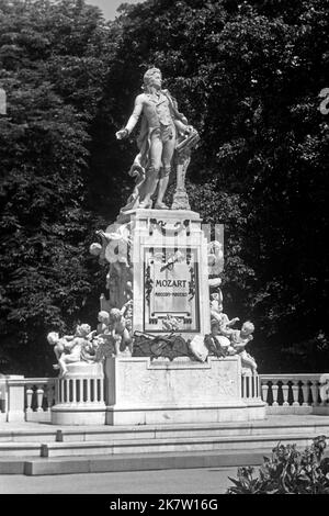 Mozart-Denkmal von Viktor Oskar Tilgner im Burggarten, Österreich 1962. Mozart-Denkmal von Viktor Oskar Tilgner im Burggarten, Österreich 1962. Stockfoto