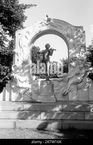 Johann-Strauss-Denkmal im Wiener Stadtpark, um 1962. Johann Strauss Denkmal im Wiener Stadtpark, um 1962. Stockfoto