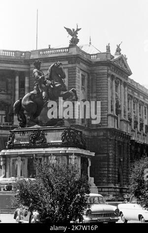 Die Prinz Eugen-Reiterstatue vor der Hofburg in Wien, um 1962. Die Prinz Eugene Reiterstatue vor der Hofburg in Wien, Aorund 1962. Stockfoto