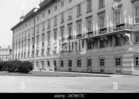 Der Josefsplatz in Wien mit Augustinertrakt, um 1962. Josefsplatz in Wien mit Augustine Wing, um 1962. Stockfoto