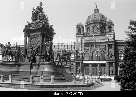 Maria-Theresien-Denkmal in Wien vor dem Kunsthistorischen Museum in Wien, um 1962. Maria-Theresa-Denkmal in Wien vor dem Kunsthistorischen Museum, um 1962. Stockfoto