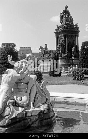 Tritonen- und Najadenbrunnen von Anton Schmidgruber vor dem Maria-Theresiendenkmal in Wien, um 1962. Triton- und Naiad-Brunnen von Anton Schmidgruber vor dem Maria-Theresa-Denkmal in Wien Stockfoto