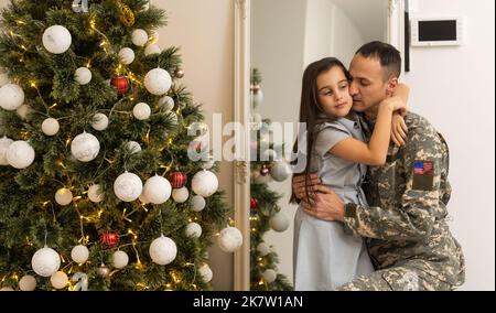 Weihnachten und Armee. Veteran und seine Tochter zu weihnachten Stockfoto