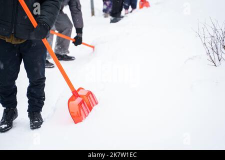 Russland Moskau 13.02.2021 Straßenreiniger, Männer reinigen Schnee von der Straße, Bürgersteig mit großen Schaufeln. Stadt Winter Wetter Zusammenbruch, Schneefall, Schneeverwehungen. Ca Stockfoto