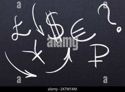 Symbole der internationalen Währungen American Dollar, Euro, Pfund Sterling, Schutt, Yuan Chinesisch und Rate Chart Zeichnung durch Kreide auf der Tafel, Bus Stockfoto